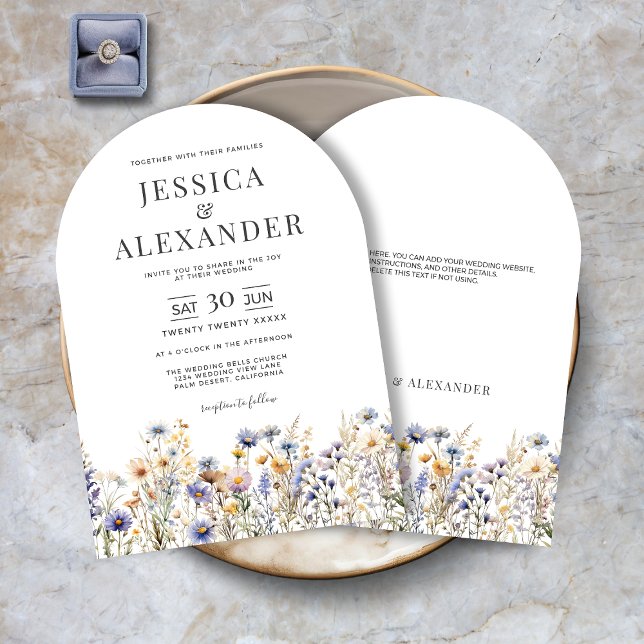 Invitation Dusty Blue Fleurs sauvages Élégant Mariage d'arc (Dusty Blue Wildflowers Elegant Arch Wedding Invitation with Modern Typography, Optional Text on Back)