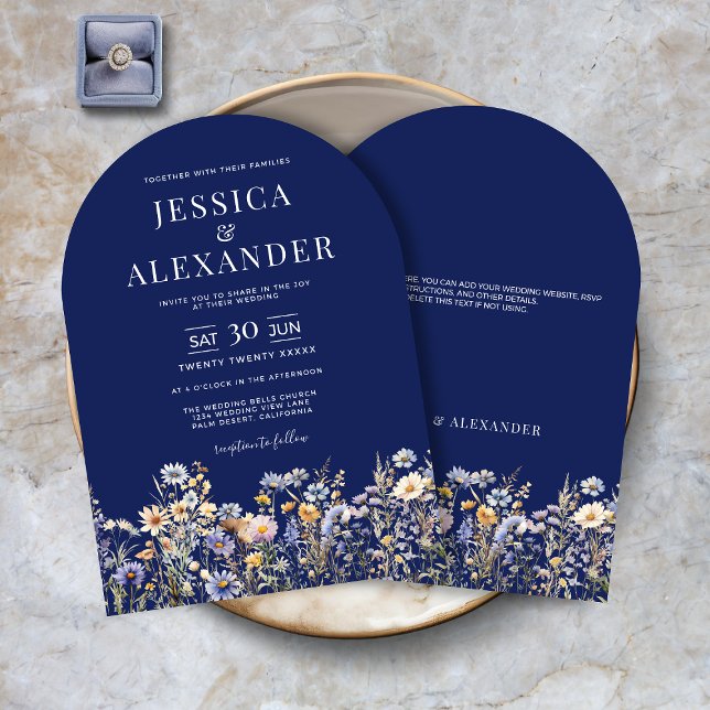 Invitation Dusty Blue Fleurs sauvages Élégant Mariage de mari (Dusty Blue Wildflowers Elegant Arch Navy Wedding Invitation with Optional Info on Back.)
