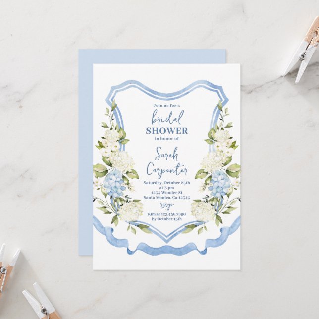 Invitation Dusty Blue Floral Crest Fête de Mariage (Devant/Arrière en situation)