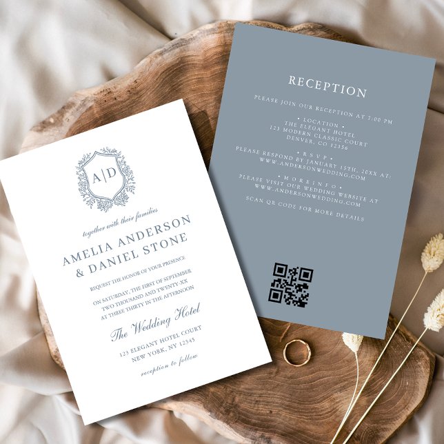 Invitation Dusty Blue Floral Crest Monogramme Mariage QR Code (Créateur téléchargé)