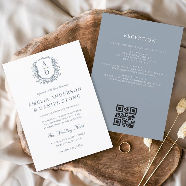 Invitation Dusty Blue Floral Crest Monogramme Mariage QR Code (Créateur téléchargé)