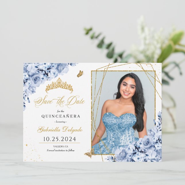 Invitation Dusty Blue & Gold Quinceañera Enregistrer La Date  (Debout devant)