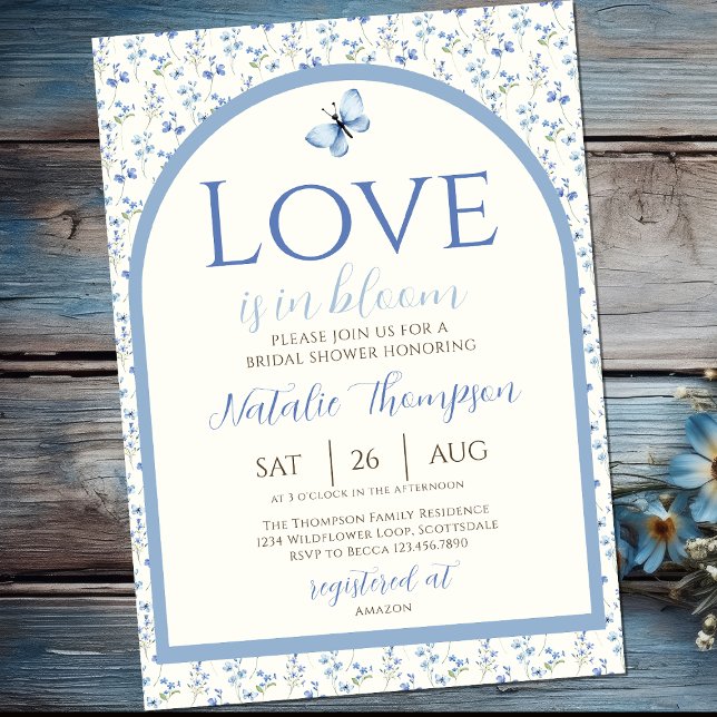 Invitation Dusty Blue Love Est En Fête des mariées Florale Fl (Créateur téléchargé)
