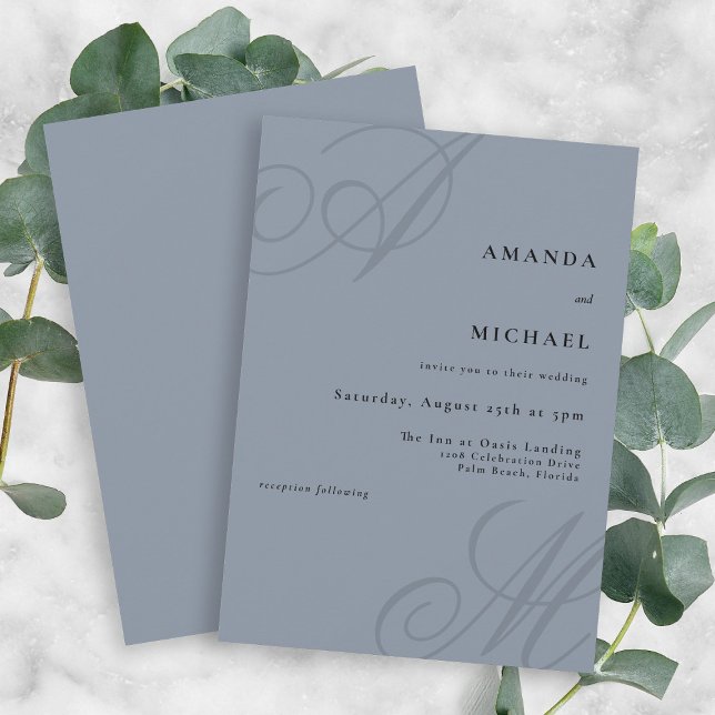 Invitation Dusty Blue Moderne Élégant Mariage monogramme mini (Dusty blue modern minimalist wedding invitation with the bride and groom's monogram initials.)