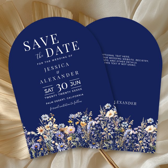 Invitation Dusty Blue Watercolor Fleur sauvage Marine Arch Ma (Dusty Blue Watercolor Wildflower Navy Arch Wedding Invitation with Optional Text on Back.)