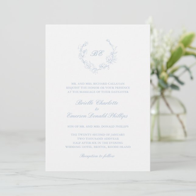 Invitation Dusty Blue Wreath Monogramme Mariage élégant (Debout devant)