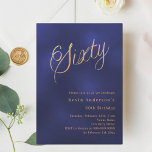 Invitation Écriture en or bleu marine 60e anniversaire<br><div class="desc">Une invitation design et moderne pour une fête du 60e anniversaire. Un arrière - plan bleu marine,  de couleur inégale et le mot Sixty écrit avec d'élégantes grandes lettres de script en faux or. Personnalisez et ajoutez un nom et des détails du parti.</div>