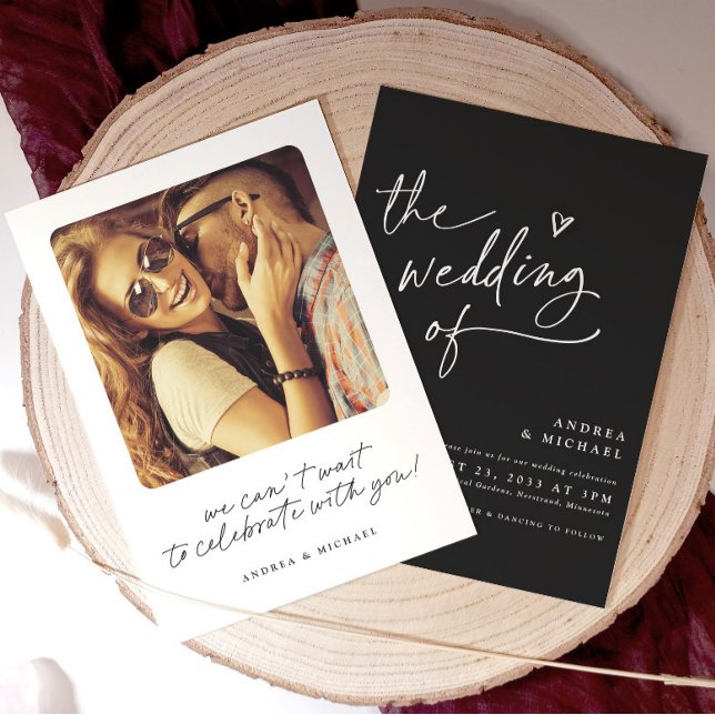 Invitation Écriture moderne noir et blanc Mariage du coeur (Modern trendy black and white wedding invitation black with white text and photo on the back.)