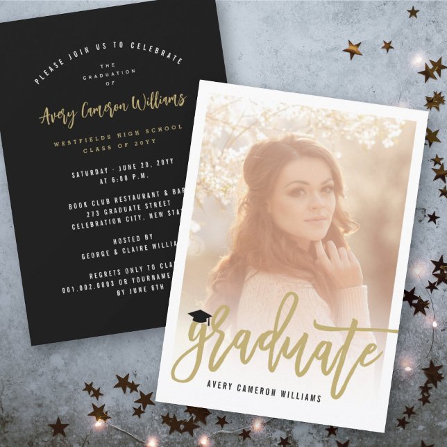 Invitation Écriture Pinceau Calligraphie Photo Fête de Remise (Calligraphy Gold Brush Script Photo Modern Graduation Party Invitation @ zazzle.com/color_therapy)