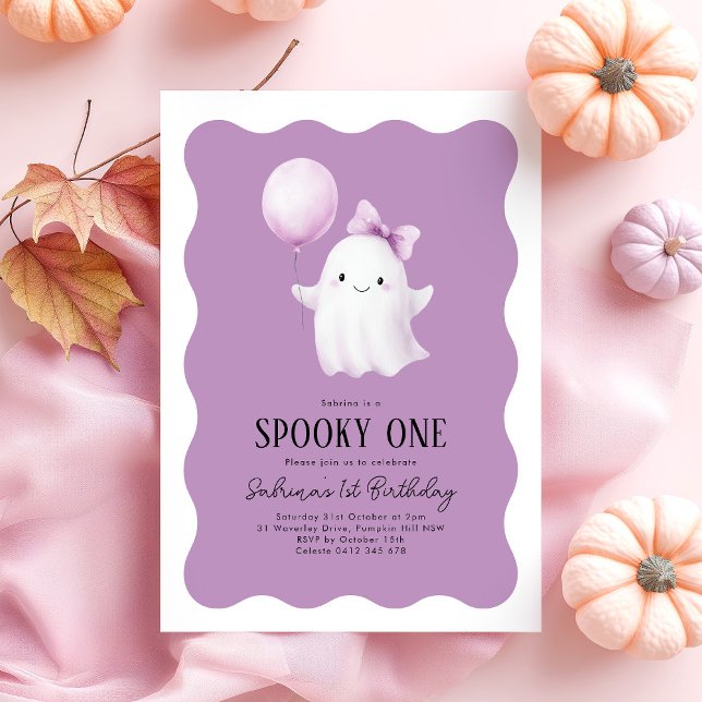 Invitation Éffrayant Un 1er Anniversaire Fantôme Violet Ballo (Spooky One! Girls Halloween 1st Birthday invitation with ghost & purple balloon on wavy background)