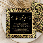 Invitation Élégant 60 Script noir et or 60e anniversaire<br><div class="desc">Elégant Black and Gold Chic 60th Birthday Invitation. Ce modèle d'invitation de fête d'anniversaire moderne présente un texte élégant "soixante" dans un énorme faux feuille d'or tourbillonnant script de calligraphie manuscrite (ou typographie) avec queues d'échasses, détails de fête en or sur arrière - plan noir. Au verso faux feuille d'or...</div>