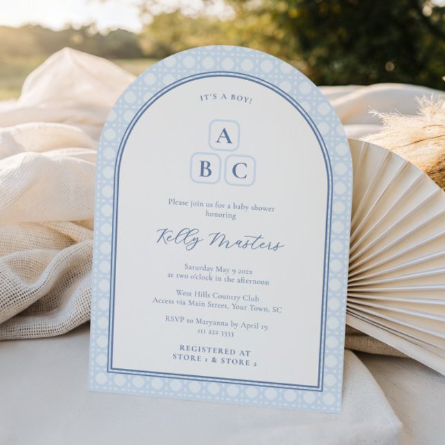 Invitation Elégant Arc ABC Blocs bébé garçon douche (Preppy pale blue and white nursery blocks arch baby shower invites with cane weave bamboo pattern)