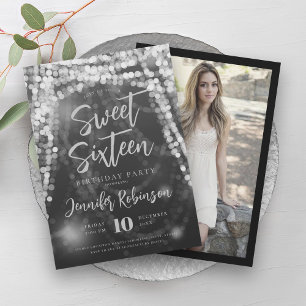 Invitation Élégant Argent String Lumières Photo Sweet 16
