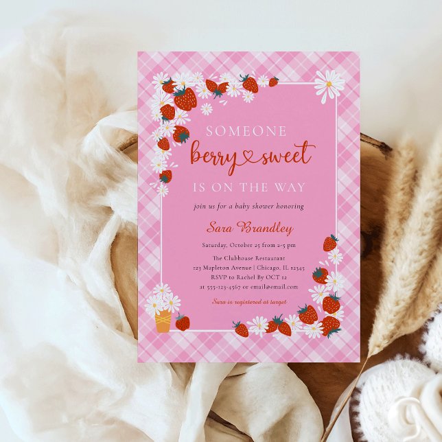 Invitation Élégant Baby shower doux Berry Summer Daisy (Someone berry sweet is on the way Summer Daisy and Strawberry with a Pink Plaid Pattern background)