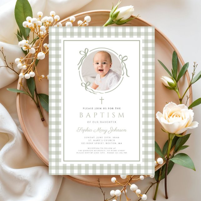 Invitation Élégant baptême de fille avec noeud en gingembre v (Elegant Sage Green GIngham Bow Photo Girl Baptism Invitation)