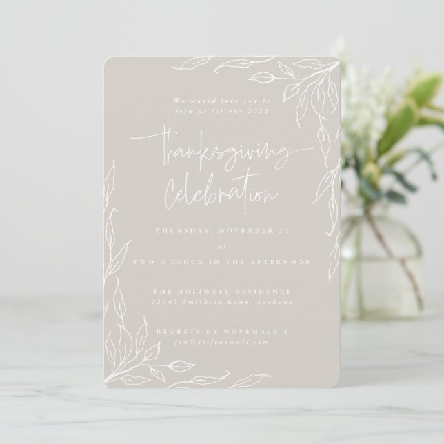 Invitation Elégant Beige Moderne Feuille Motif Thanksgiving (Debout devant)