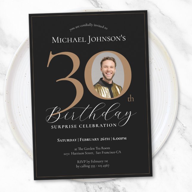 Invitation Elégant Black Gold Photo Surprise 30e anniversaire (Elegant Black Gold Photo Surprise 30th Birthday Invitation)