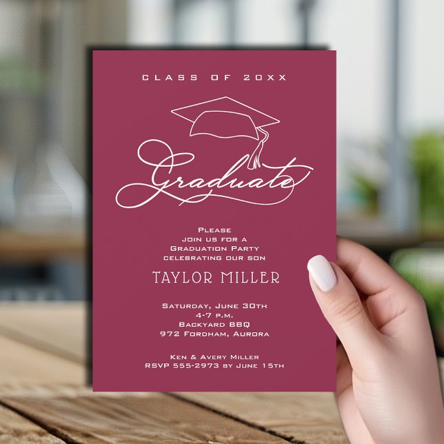 Invitation Élégant blanc Script Maroon Graduation (Elegant white script and grad hat maroon graduation party invitations)
