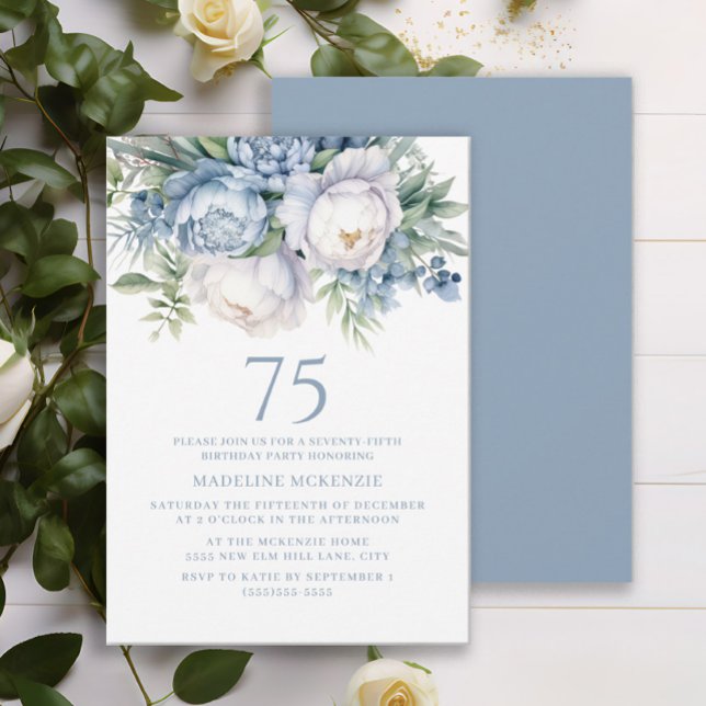 Invitation Elégant bleu bleu bleu blanc floral 75e anniversai (Dusty blue and white watercolor floral 75th birthday party invitation)