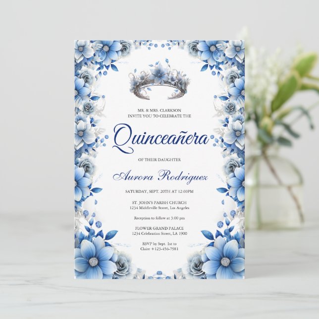Invitation Elégant bleu et argent Floral Tiara Quinceañera (Debout devant)