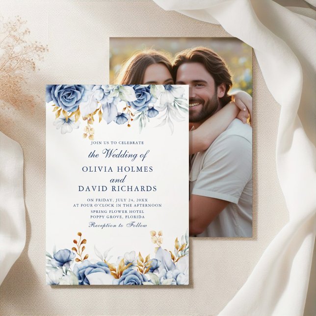 Invitation Elégant bleu et or Floral Couple Mariage photo (Elegant Blue and Gold Floral Couple Photo Wedding Invitation on a white elegant fabric)