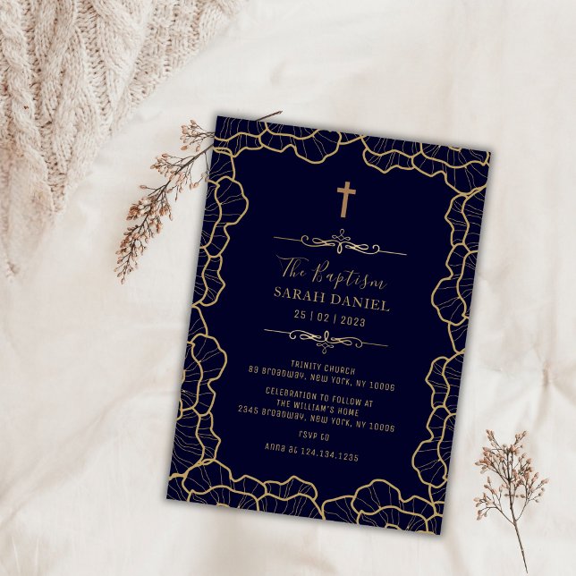 Invitation Élégant bleu marine Croix de la Fleur d'or Baptême (Elegant Navy Blue Gold Flower Cross Baptism Invitation)
