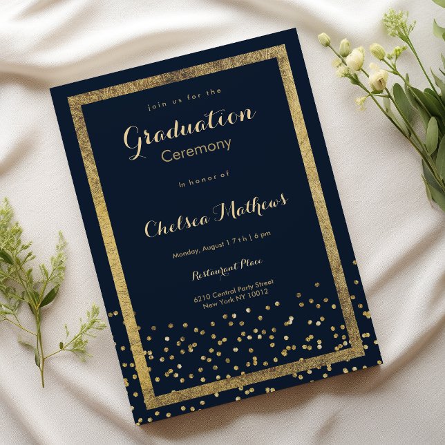 Invitation Elégant bleu marine luxuriant confetti or Graduati (Elegant lush navy blue gold confetti Graduation )