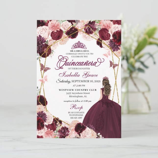 Invitation Elégant Bourgogne Blush rose Floral Quinceanera In (Debout devant)