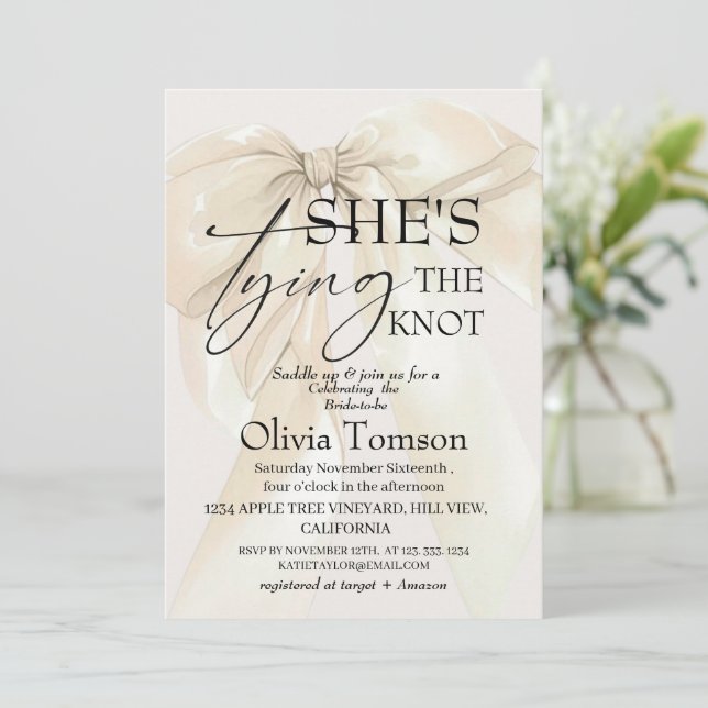 Invitation Elegant Bow She's Tying the Knot Bridal Shower (Debout devant)