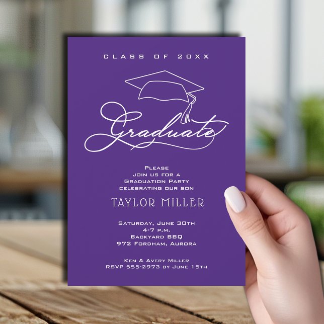 Invitation Élégant Casquette Grad Purple Graduation (Elegant white script and grad hat purple graduation party invitations)