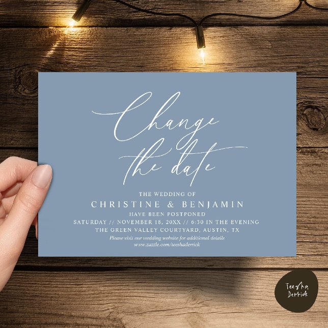 Invitation Élégant Changement de Date Report de Mariage  (Elegant Script Change the Date Wedding Postponement Invitation Card in Dusty Blue)