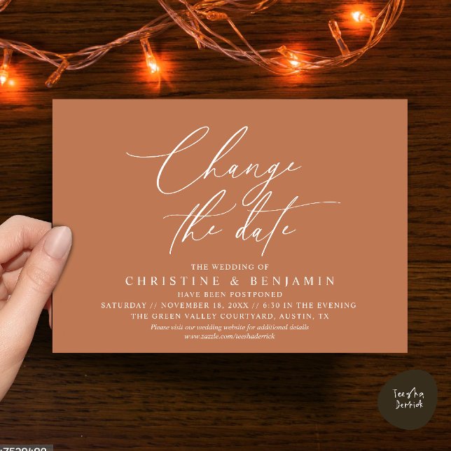 Invitation Élégant Changement de Date Report de Mariage  (Elegant Script Change the Date Wedding Postponement Invitation Card in Terracotta Brown Copper)