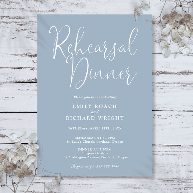 Invitation Élégant dîner de répétition moderne écriture bleu  (Elegant Modern Script Dusty Blue Rehearsal Dinner Invitation)
