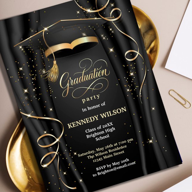 Invitation Élégant diplôme en noir et or (Elegant Black & Gold Graduation Invitation #grauationblackgold #sparkles #luxuryinvitation #zazzle)