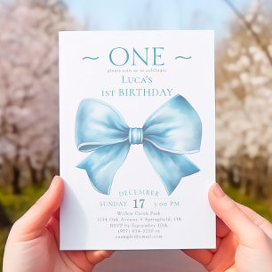 Invitation Elégant Dusty Blue Bow Premier garçon Anniversaire