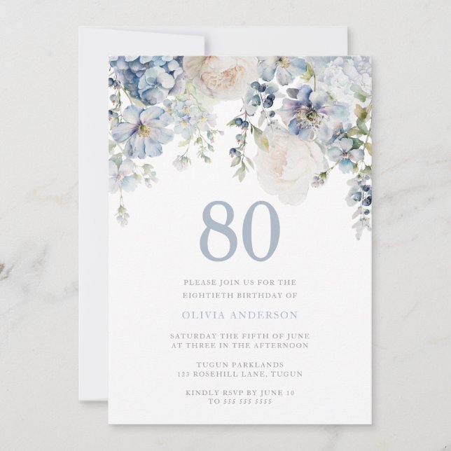 Invitation Elégant Dusty Blue & White Floral 80e anniversaire (Devant)