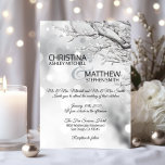 Invitation Élégant hiver Wonderland Snow Flakes MARIAGE<br><div class="desc">Personnalisez ces élégantes invitations de mariage à thème hivernal. L'hiver merveilleux scène avec la neige blanche, des flocons de neige scintillants, des lumières avec branche / brindille et la neige et les icules. Couleurs noir et blanc. Ligne pour ajouter des noms de parents. Cartes modifiables - ajoutez vos informations (le...</div>