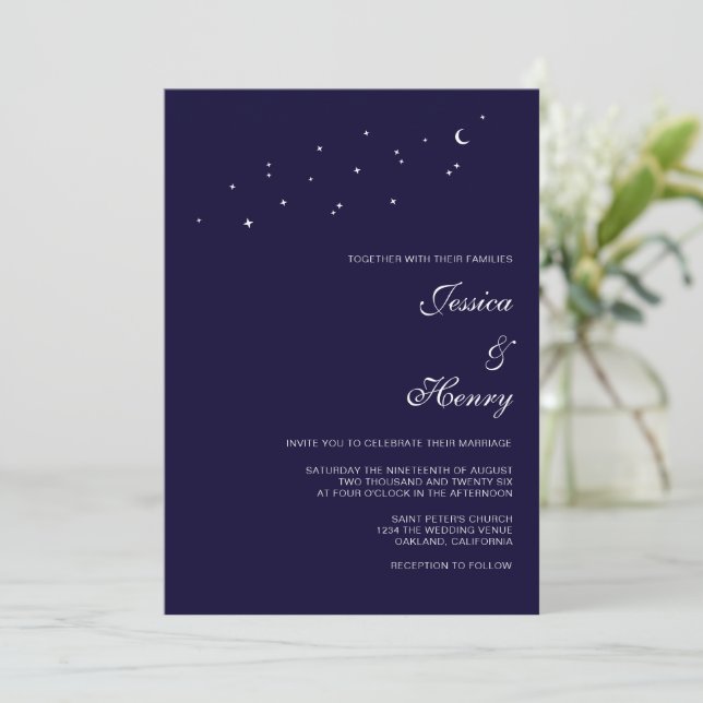 Invitation Élégant Mariage Céleste Écriture Bleu Minuit  (Debout devant)