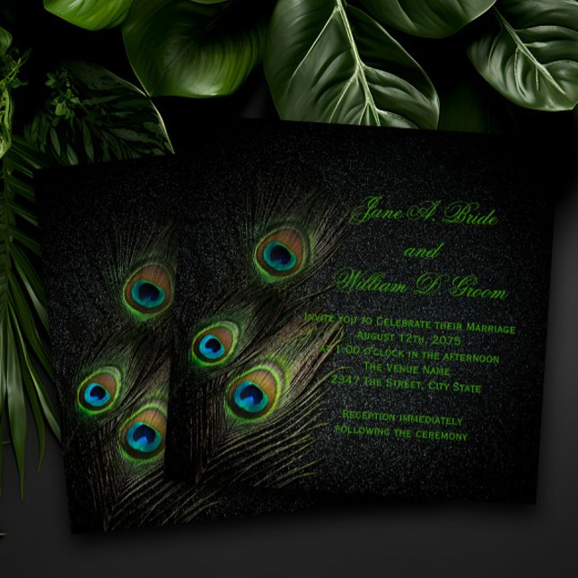 Invitation Élégant Mariage Emerald Green Black Gold Peacock (Elegant peacock wedding invitations with beautiful peacock feathers on a black background.)