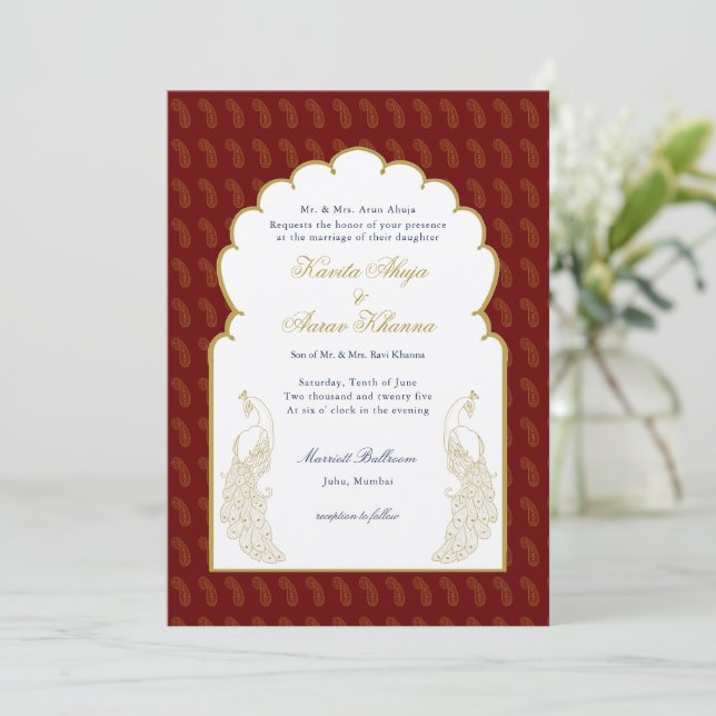 Invitation Élégant mariage indien Red & Gold Peacock (Debout devant)