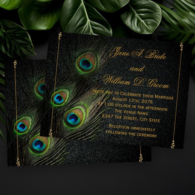 Invitation Élégant Mariage Peacock noir et or (Elegant peacock feather wedding invitation with beautiful peacock feathers on a dark background.)