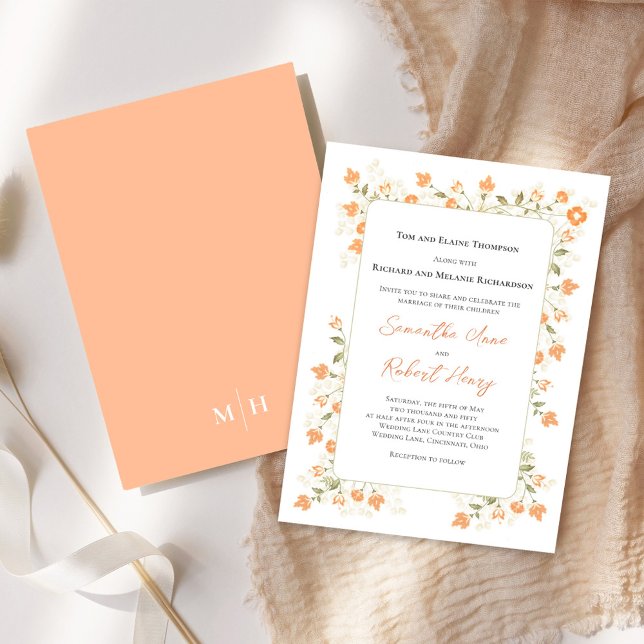 Invitation Elégant Mariage Pêche Flore Verdure (Elegant peach floral wedding invitation with monogram on the backside. )