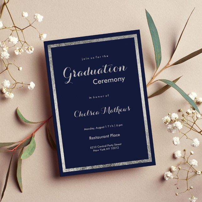 Invitation Elégant marine moderne bleu faux argent Graduation (Elegant modern navy blue faux silver Graduation Invitation)