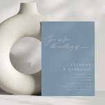 Invitation Elégant minimaliste Dusty Blue Script Wedding RSVP<br><div class="desc">Elégant minimaliste moderne Dusty Faire-part de mariage de script bleu avec le site RSVP</div>