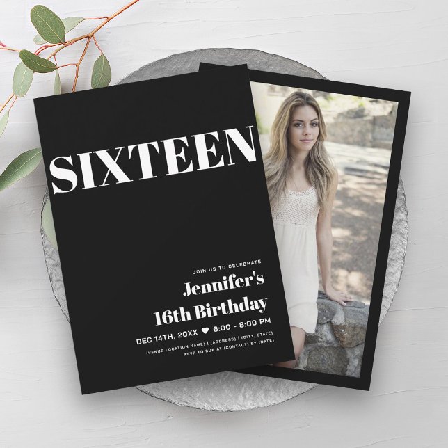 Invitation ELEGANT Moderne Noir & Blanc Doux 16 Typographie (ELEGANT Modern Black & White Sweet 16 Typography Invitation)