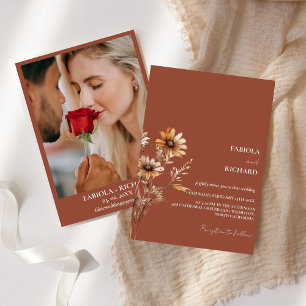 Invitation Élégant Monogram Burnt orange Fleur sauvage Mariag