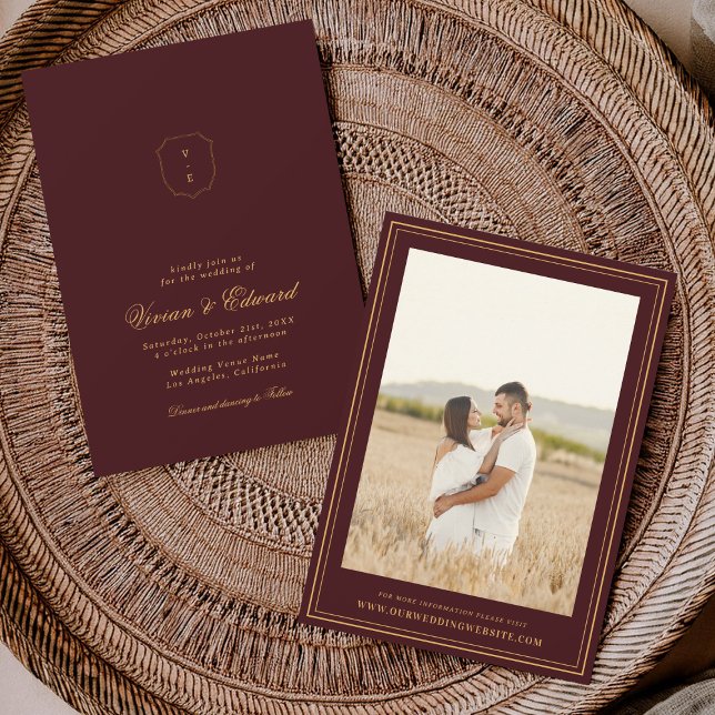 Invitation Élégant Monogramme Crête Mariage Bordeaux et Or (Créateur téléchargé)