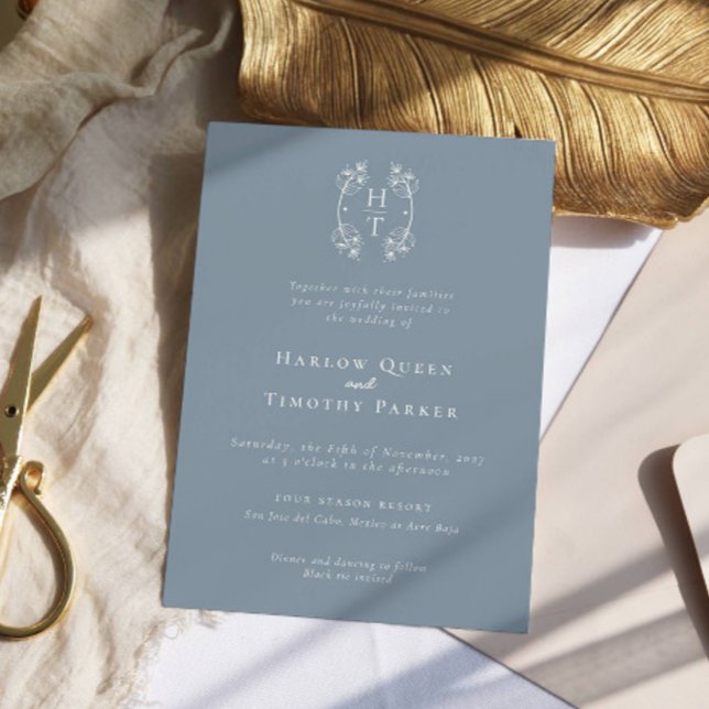 Invitation Élégant Monogramme Floral Crest Dusty Blue Mariage (Créateur téléchargé)