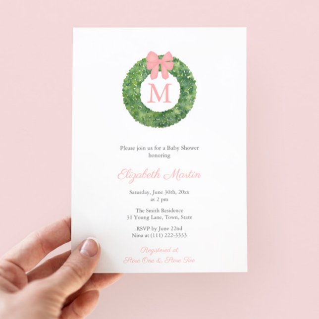 Invitation Élégant Monogramme rose Wreath Baby Girl Douche (Preppy Hand Painted Boxwood Wreath With Pink Bow Monogram Baby Shower Invitation For Girl)