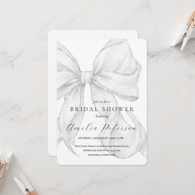 Invitation Élégant, nœud papillon de douche de mariage blanc. (Devant/Arrière en situation)